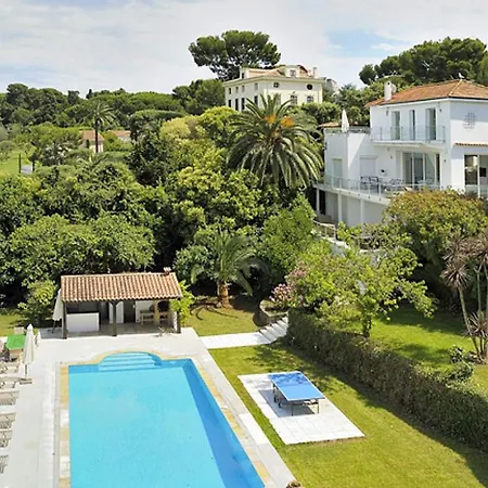 Sleeps 10 Pool Holiday home