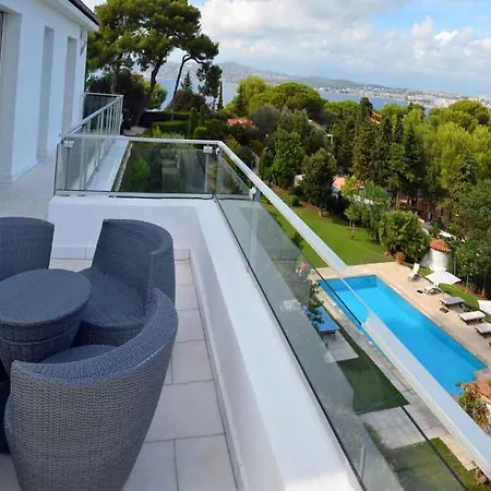 Sleeps 10 Pool Holiday home Antibes