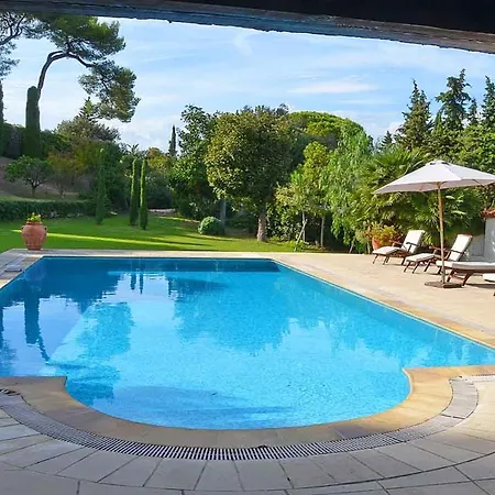 Sleeps 10 Pool Holiday home